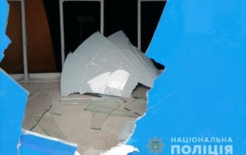 В Мариуполе разбили окна и разрисовали стены офисов партий