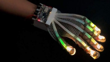 Инженеры создали перчатку, которая поможет трогать виртуальные предметы (ВИДЕО)