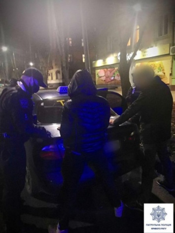 В Кривом Роге патрульные обнаружили у пассажиров такси крупную партию наркотиков