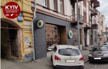 Главное, что ему удобно: в Киеве водитель отметился "феерической" парковкой