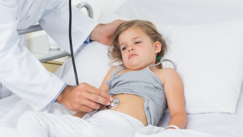 В детскую больницу Днепра доставили ребенка с язвой желудка, которого родители лечили народными методами