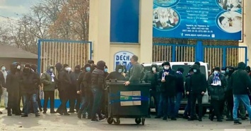 Футбольные фанаты забросили в мусорный бак директора стадиона в Чернигове (ВИДЕО)