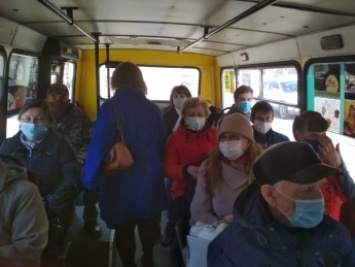 В Запорожье пассажиры автобуса выгнали из салона "несознательного гражданина" (видео)