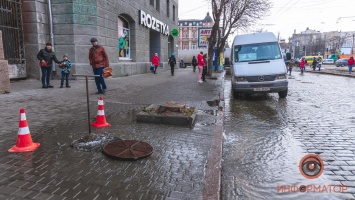 В Днепре на проспекте Яворницкого прорвало трубу: вода заливает пешеходный переход