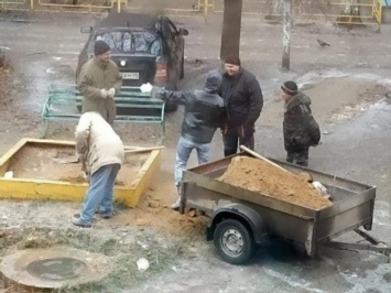 В России коммунальщики посыпали дорогу купленным родителями песком с детской площадки