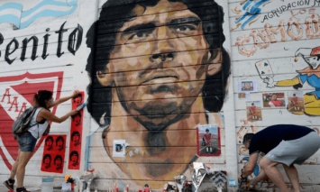 Президент Аргентины объявил трехдневный траур в связи со смертью легендарного футболиста Марадоны