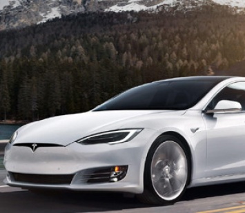 Tesla Model S на полном ходу потеряла крышу