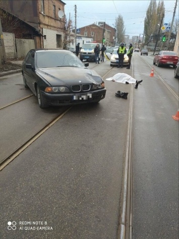 В Харькове автомобиль «BMW» насмерть «снес» женщину, переходившую дорогу по «зебре», - ФОТО