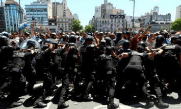 В столице Аргентины вспыхнули беспорядки во время церемонии прощания с умершим футболистом Марадоной