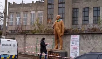 В Киеве возле станции метро установили памятник Ленину