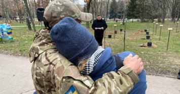 Под Киевом высадили яблоневую Аллею в память о женщинах-защитницах, которые погибли на востоке