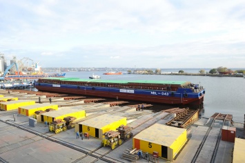 Завод "Нибулон" спустил на воду 90-метровую баржу, предназначенную для работы на Южном Буге (ФОТО)