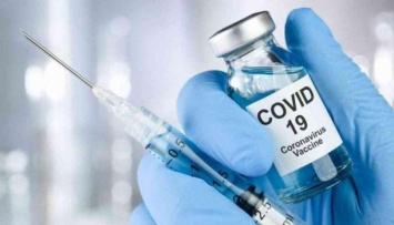 Первыми от COVID-19 вакцинируют медиков, затем военных. Кто еще в списке Минздрава?