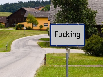 Австрийское село Fucking сменит назву из-за насмешек и кражи дорожных знаков