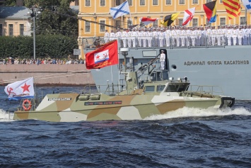 "Собеседник" рассказал о военном эскорте яхты матери похожей на Путина девушки