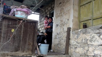 Куда податься и как жить: армянские беженцы оставляют свои дома в Карабахе