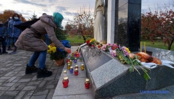 В Запорожье к мемориалу жертв Голодомора несли колоски, яблоки и цветы