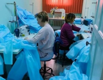 В Мелитополе мини-фабрика шьет защитные костюмы для медиков (фото)
