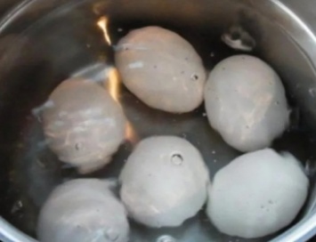 Как варить яйца, чтобы они легко очистились даже без холодной воды