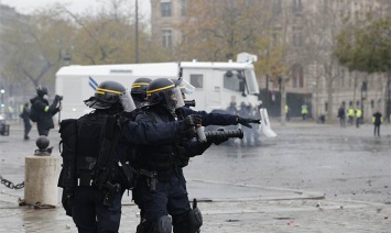 Во Франции в ходе вчерашних протестов пострадали десятки полицейских