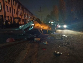 Водитель был пьян: в Харькове легковой автомобиль съехал с моста и перевернулся на крышу, - ФОТО
