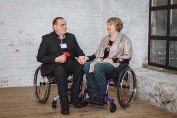 Недовольные инфраструктурой для людей с инвалидностью днепряне, порезали колеса инвалидных колясок