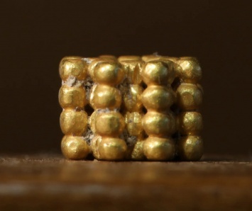 В Иерусалиме девятилетний мальчик нашел золотую бусину, которой 3000 лет (ФОТО)