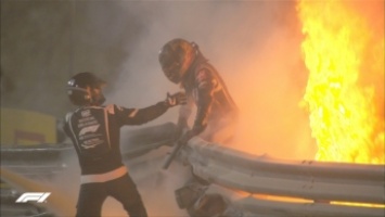 Страшная авария в "Формуле-1": гонщик выпрыгнул из горящего авто, видео