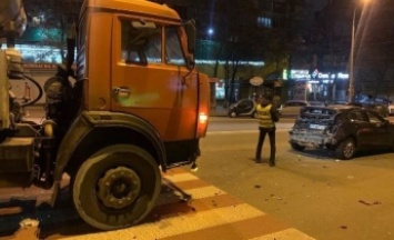 В Киеве пьяный водитель грузовика на скорости протаранил авто: первые детали и фото с места