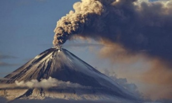 На Камчатке вулкан Ключевской выбросил столб пепла