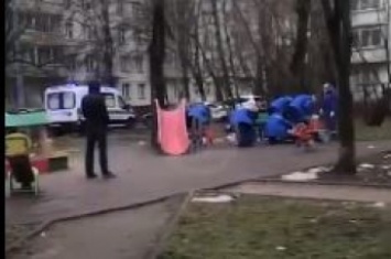 Ударили палкой по голове: в России игры на площадке обернулись для ребенка смертью, видео