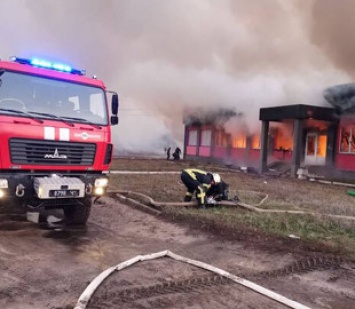 Тушили 13 пожарных машин: клиентам сгоревшего отделения "Новой почты" под Харьковом обещают компенсацию