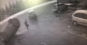 Пешеход убежал от кувыркающейся за ним машины (видео)
