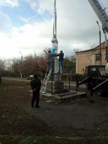 В селе Запорожской области на месте памятника Ленина установили скульптуру Христа, - ФОТО