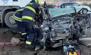 На Закарпатье легковушка столкнулась с грузовиком, в результате ДТП погибли четыре человека