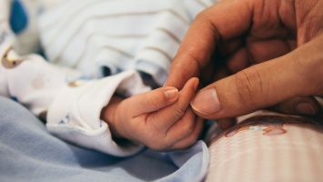 В Днепре женщина с коронавирусом родила мальчиков-двойняшек