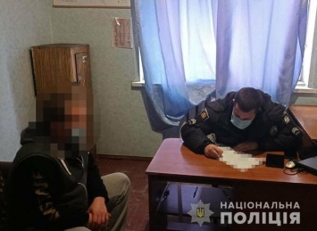 В Запорожской области мужчина облил водой документы и пытался сбежать от полицейских