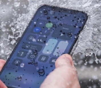 Итальянский регулятор оштрафует Apple на 10 млн. евро за неправдивую рекламу о водонепроницаемости iPhone