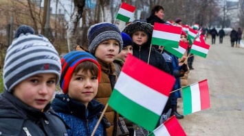 Гимн Венгрии спели во время присяги депутаты на Закарпатье (ВИДЕО)