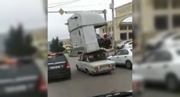 Пользователей сети озадачила легковушка с кабиной грузовика на крыше (ВИДЕО)