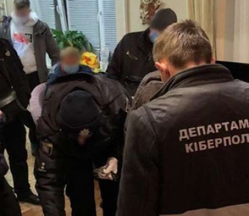 В Киеве мошенник-иностранец насобирал с банковских карт украинцев полмиллиона гривен