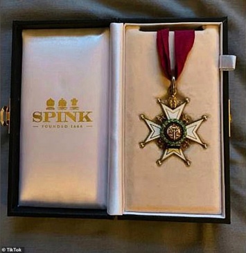 Слуга Елизаветы II сознался в краже медалей и фотографий из Букингемского дворца. Ему грозит тюрьма
