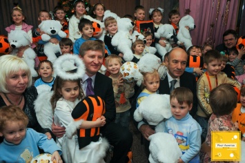 Наступает время чудес: Фонд Рината Ахметова 20-й раз поздравит детей Украины с новогодними праздниками