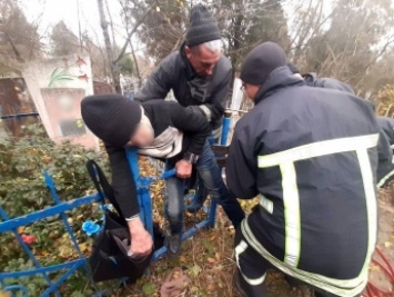 В Запорожье спасатели помогли мужчине, застрявшему в ограде (фото)