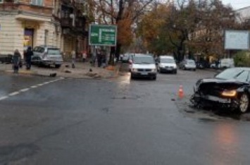 Масштабное ДТП в Одессе: внедорожник натворил беды и припарковался в стене дома
