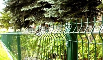 В Запорожье мужчина застрял на заборе кладбища