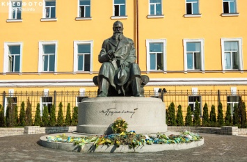 В Киеве установили памятник "нулевому" президенту