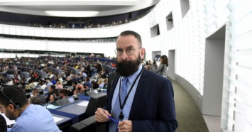 Венгерский депутат Европарламента ушел в отставку после скандальной гей-вечеринки