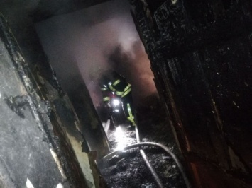В Кривом Роге масштабный ночной пожар значительно повредил двухэтажный жилой дом, панируется временное отселение людей