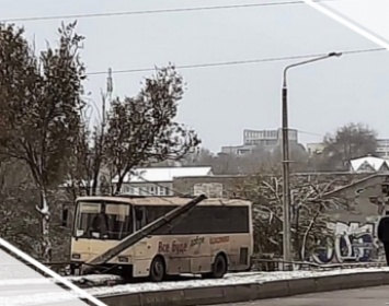 В Запорожье в результате ДТП автобус снес электроопору (фото)